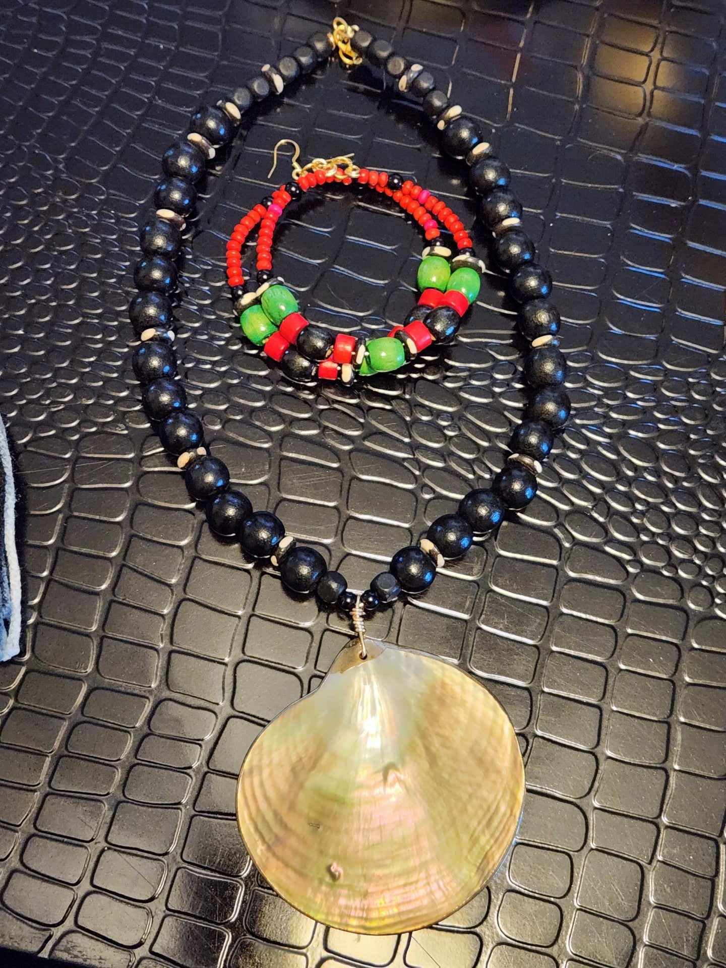 Ms. SHELL NECKLACE