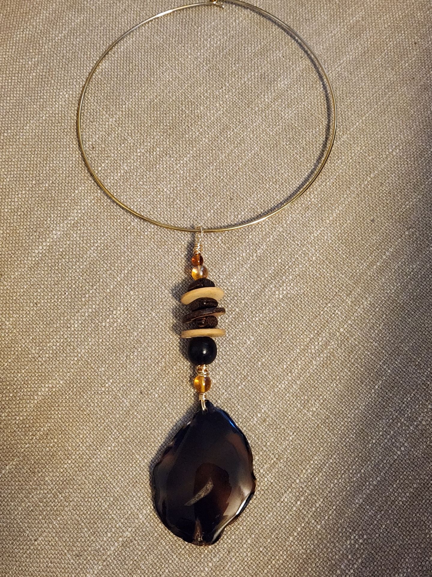 BROWN AGATE SLICE WITH WOOD BEADS NECKLACE