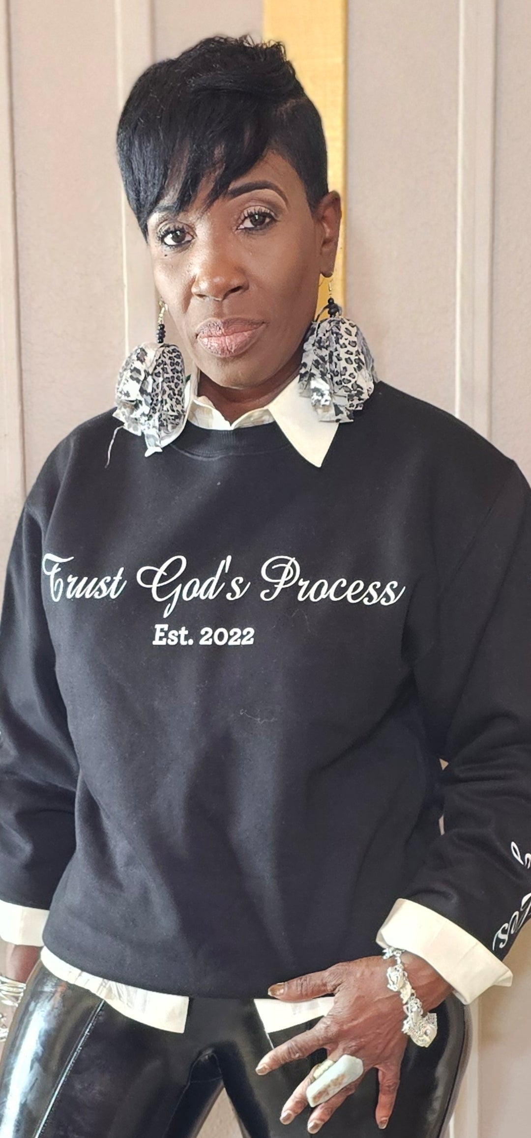 TRUST GOD'S PROCESS SWEATSHIRT IN BLACK