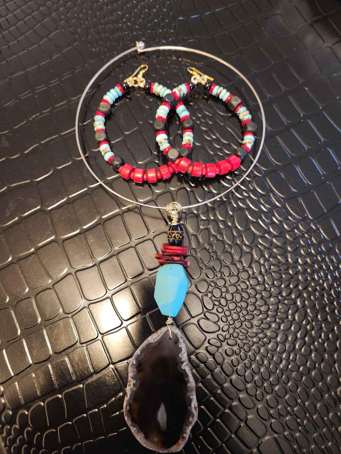 BLACK AGATE SLICE WITH TURQUOISE AND RED CORAL NECKLACE