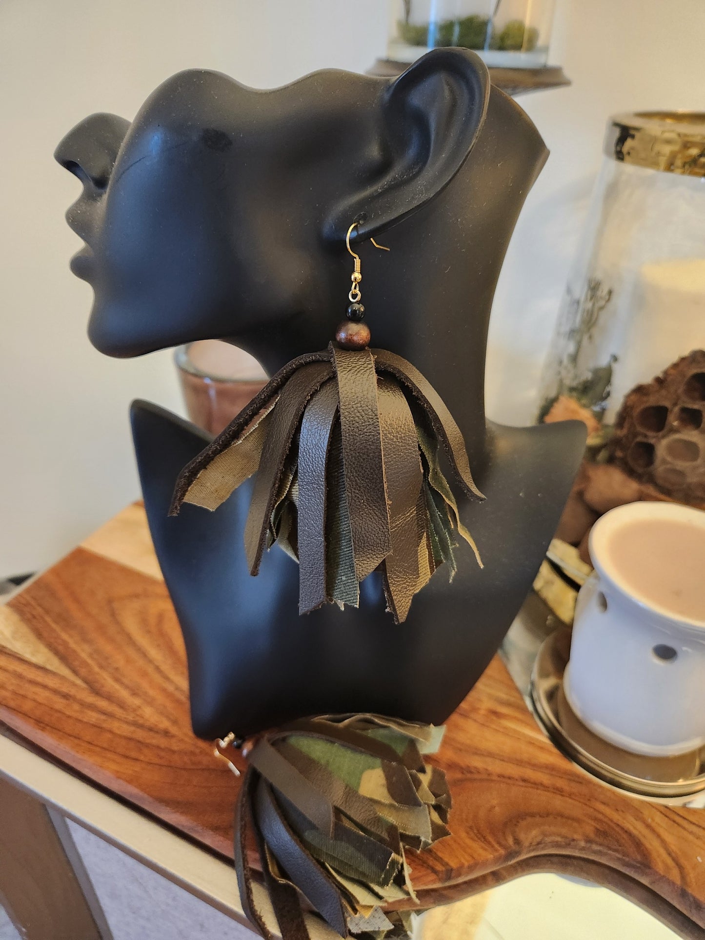 BROWN LEATHER ARMY ELEGANT EARRING