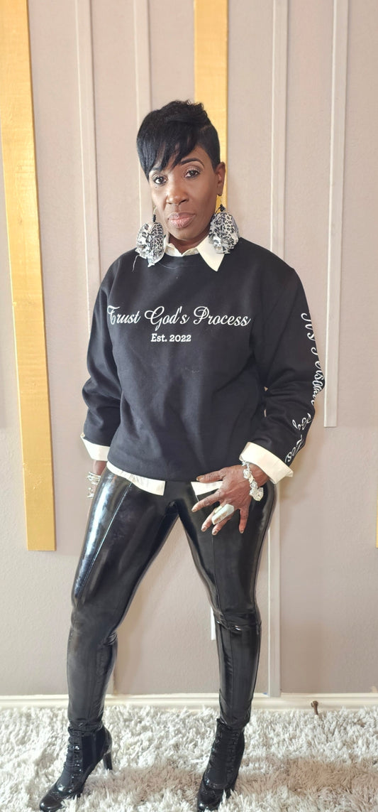 TRUST GOD'S PROCESS SWEATSHIRT IN BLACK